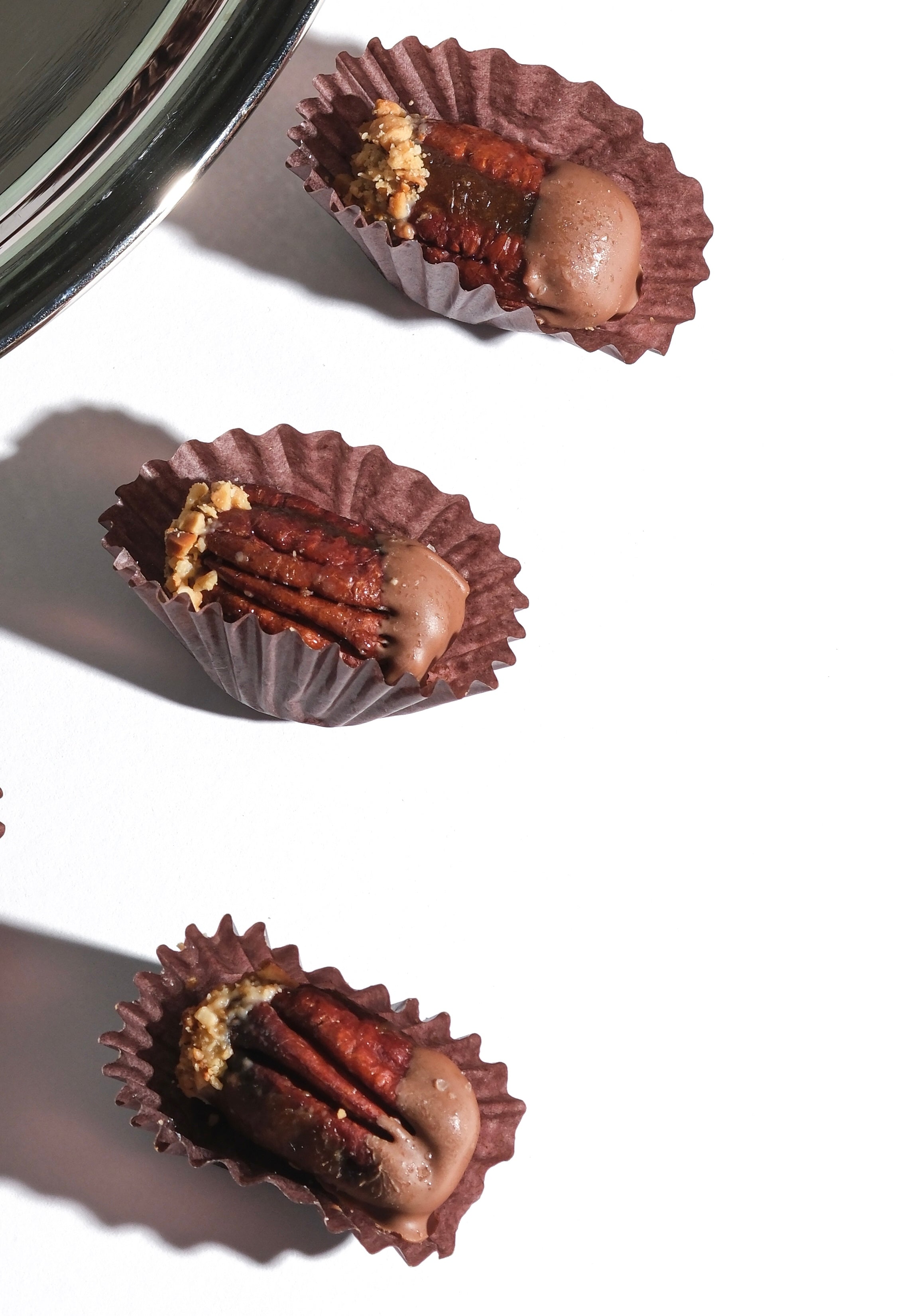 Salted date pecans