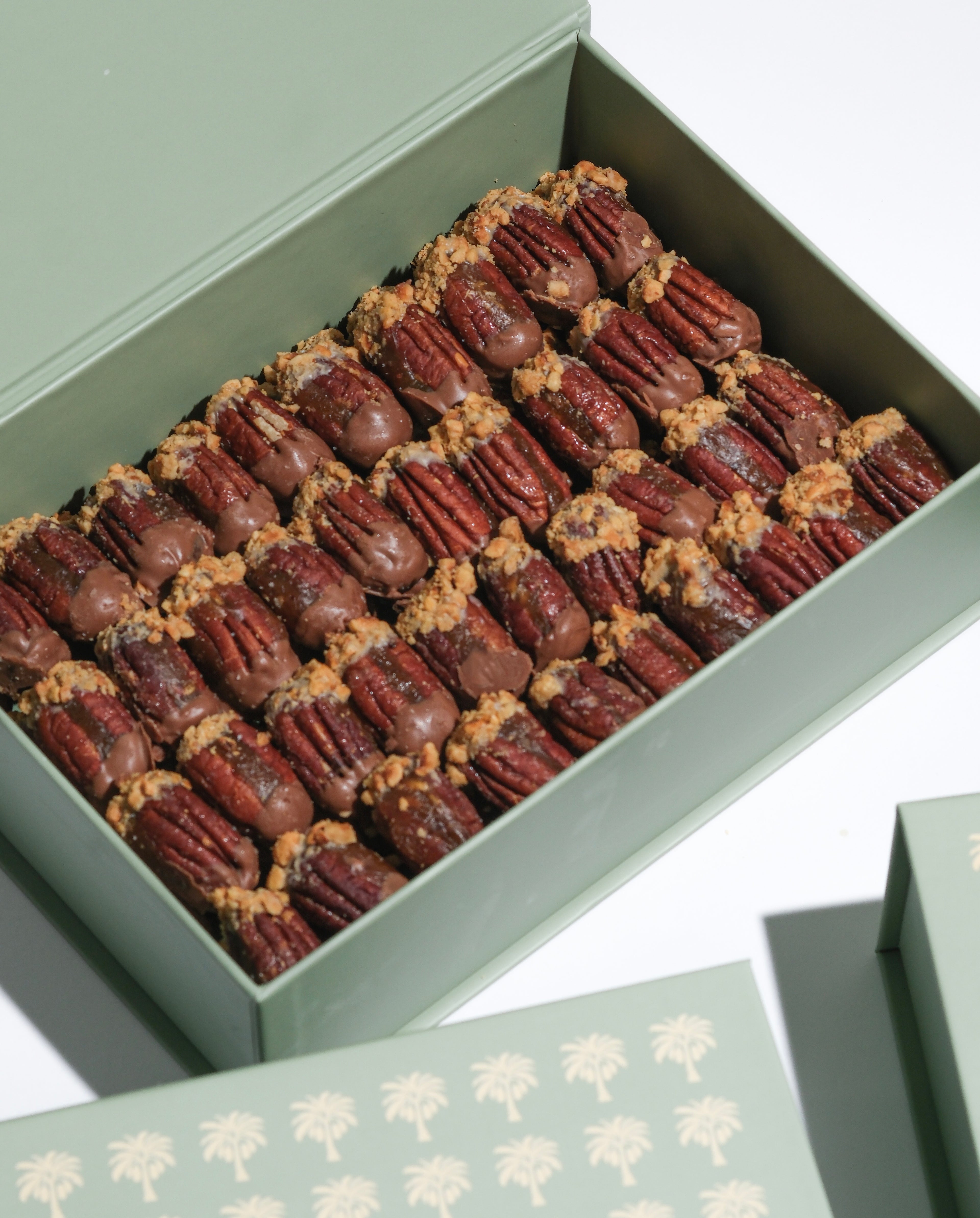 Salted date pecans